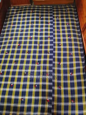 একটি মোটা জাজিম বিক্রি হবে।