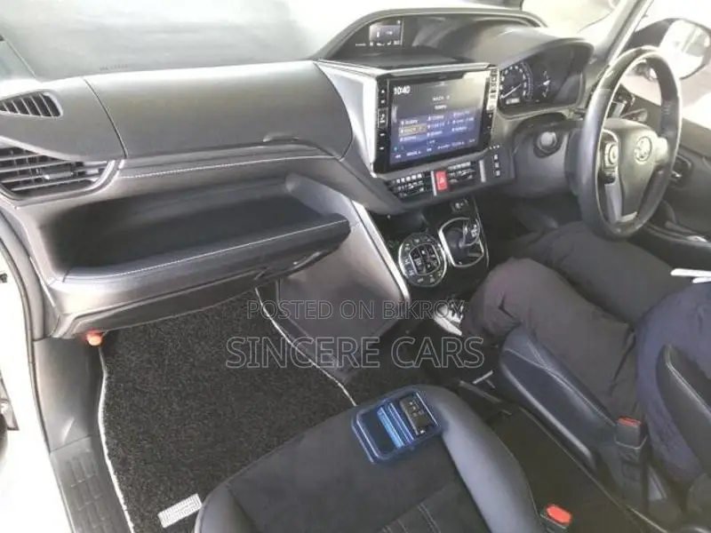 Toyota Esquire GI PREMIUM HYB 4.5 2020