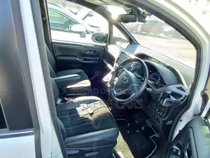 Toyota Esquire GI PREMIUM HYB 4.5 2020