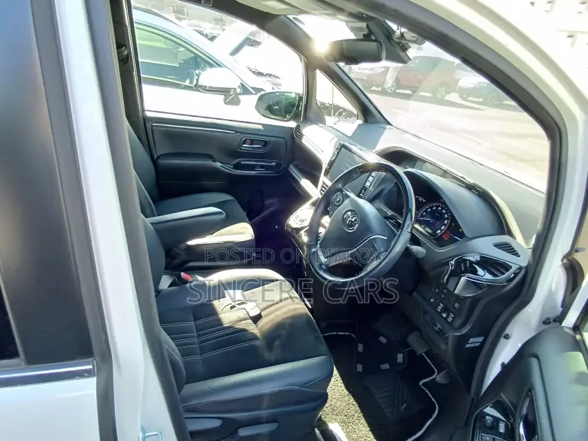 Toyota Esquire GI PREMIUM HYB 4.5 2020