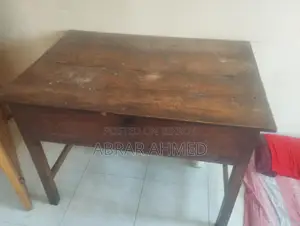 একটি টেবিল বিক্রয় হবে