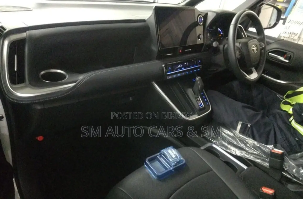 Toyota Noah Hybrid SZ Pearl New 2022