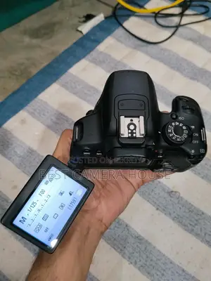 ৭০০ডি+১৮-৫৫ মিমি ন্যানো এসটিএম লেন্স ফুল ফ্রেশ নতুনের মতো