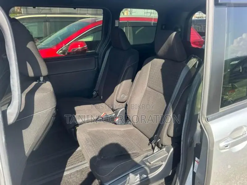 Toyota Noah Hybrid G 2 Door Power 2020
