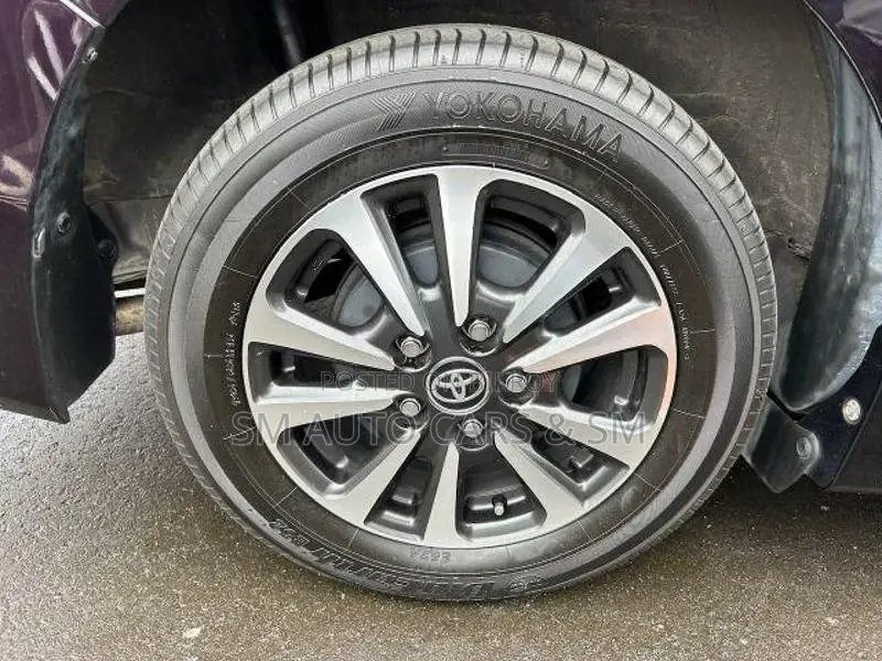 Toyota Esquire Non hybrid Gi Wine 2021