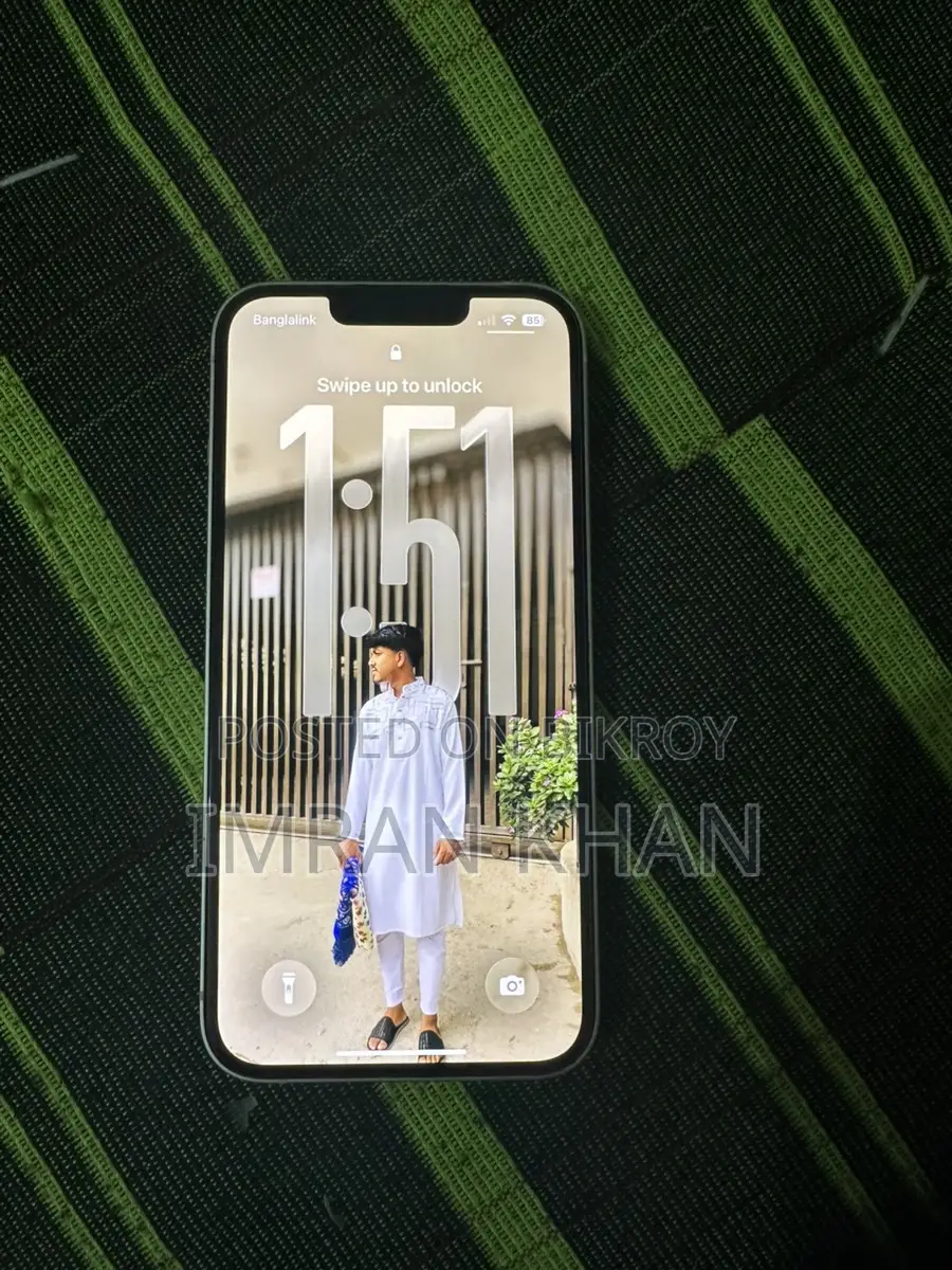Apple iPhone 13 . (Used)