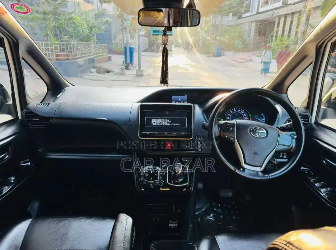Toyota Noah 2.0 FWD (8 Seater) 2017 White