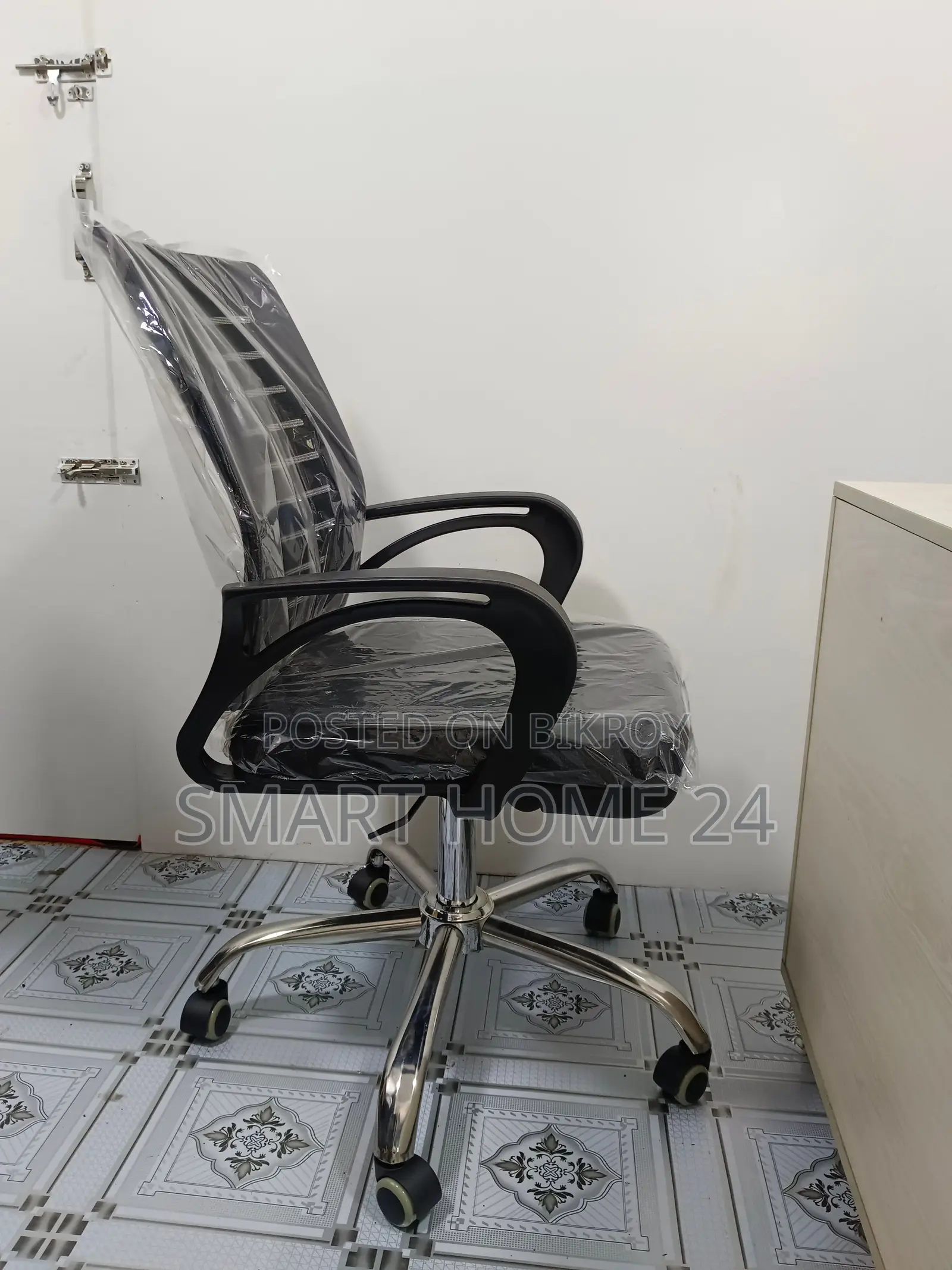 Modern Breathable Office Chair – Smart Design for Comfort