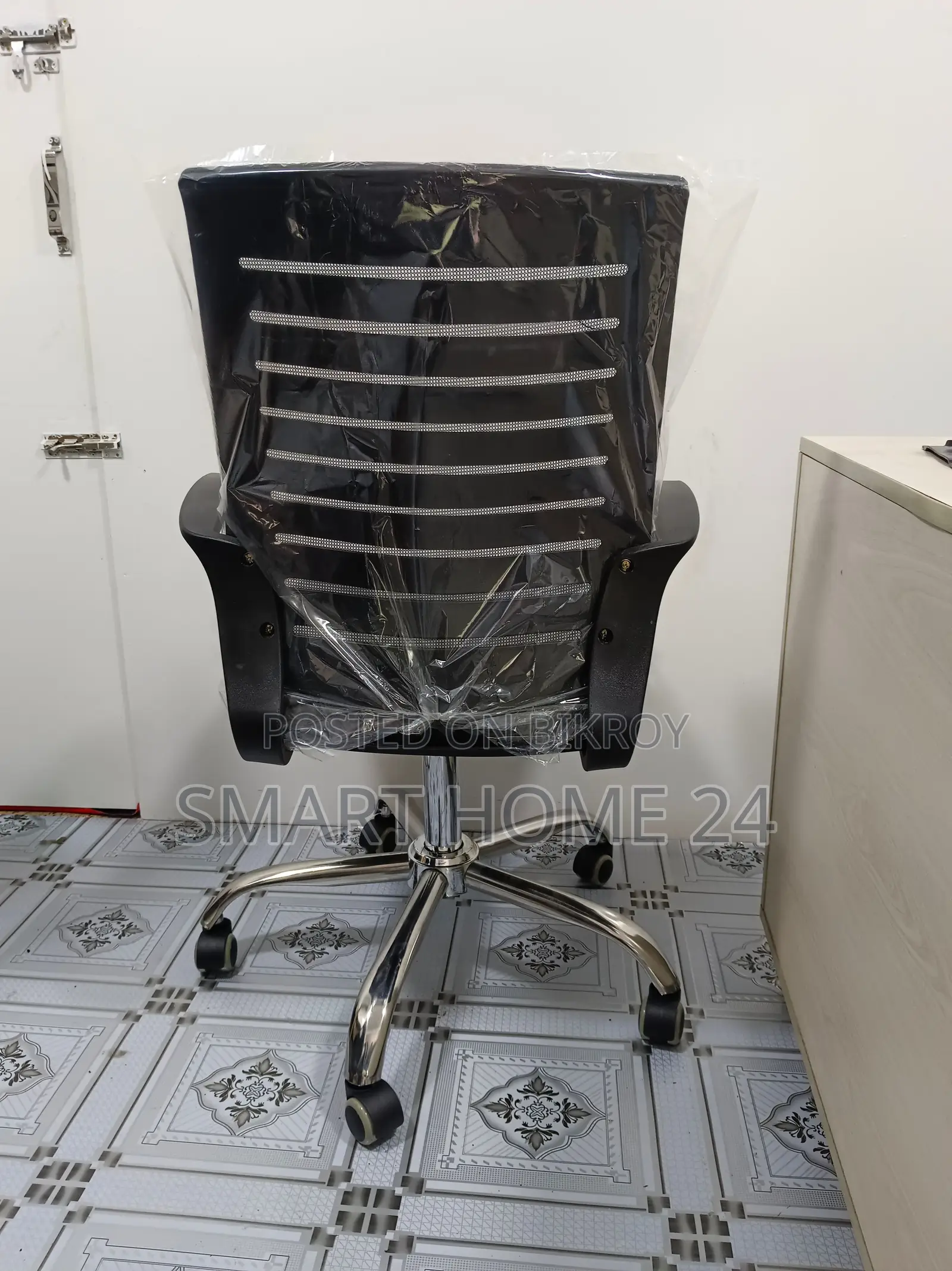 Modern Breathable Office Chair – Smart Design for Comfort