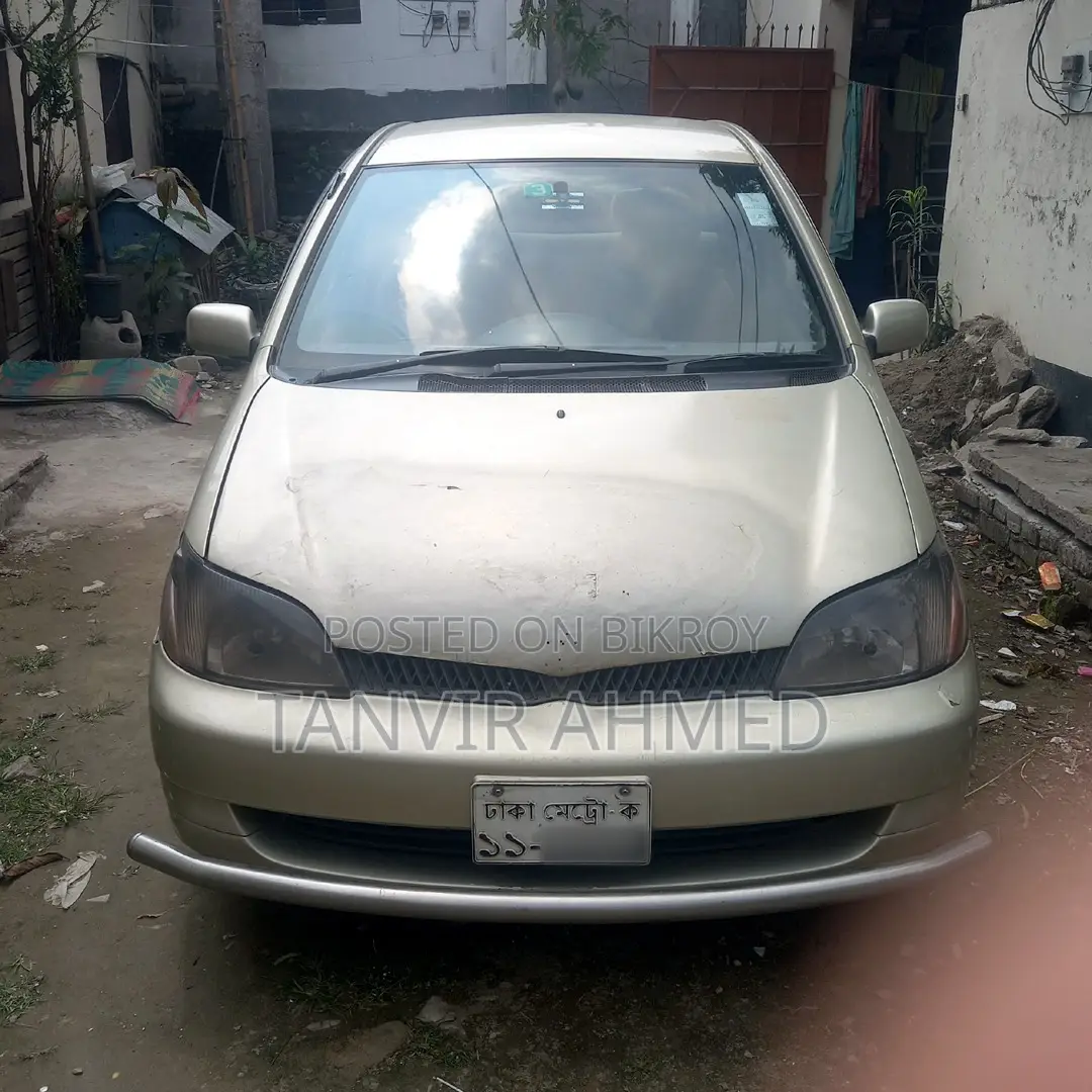 Toyota Platz . 2000