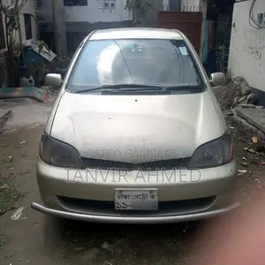 Toyota Platz . 2000