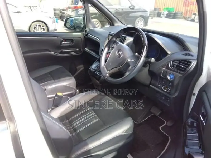 Toyota Esquire GI PREMIUM HYBRID 4.5 2020