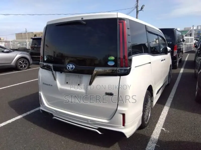 Toyota Esquire GI PREMIUM HYBRID 4.5 2020