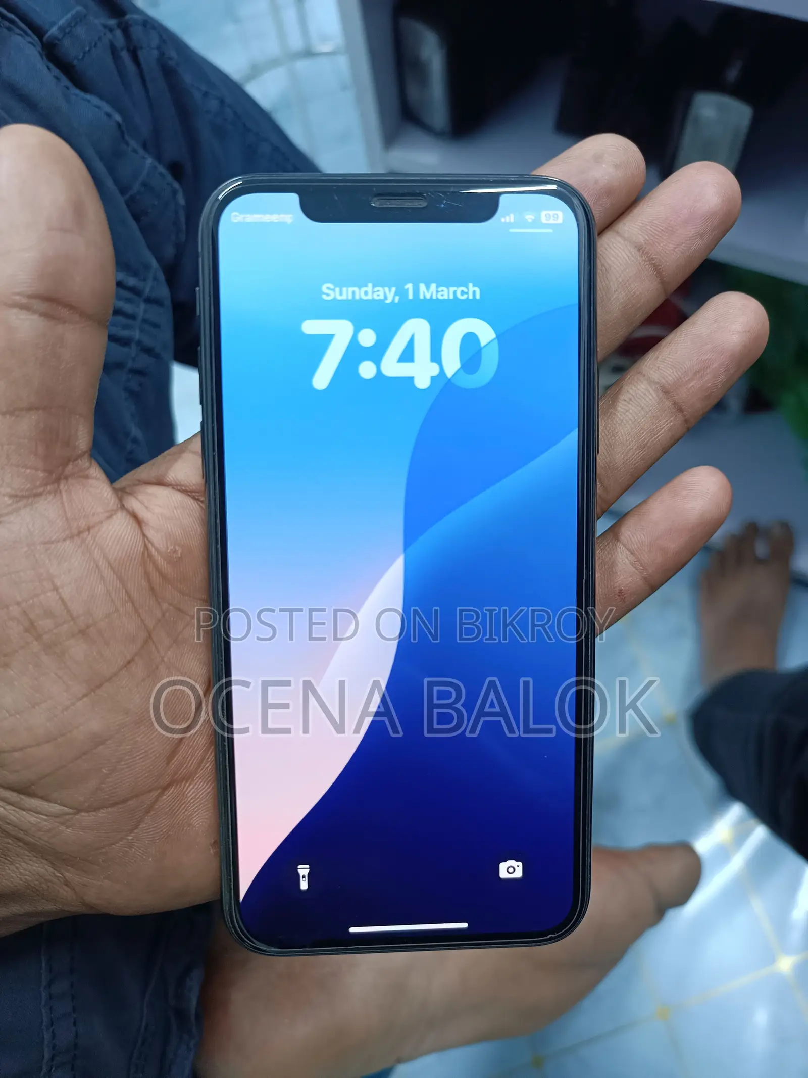 Apple iPhone XS . (Used)