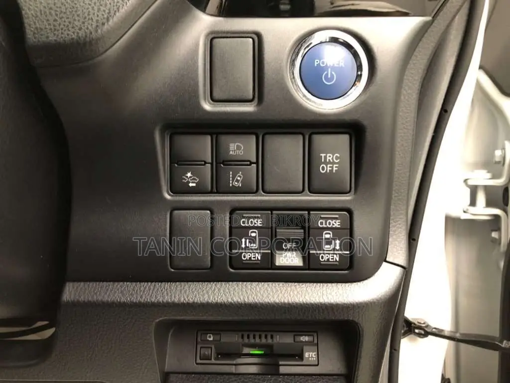 Toyota Esquire Hybrid GI 2020