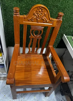 কাঠের চেয়ার
