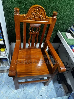 কাঠের চেয়ার