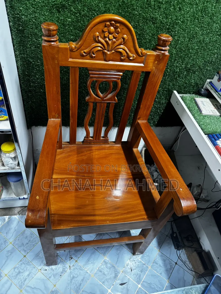 কাঠের চেয়ার