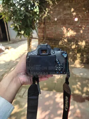 Canon 700D with kit lens, does it have everything else?