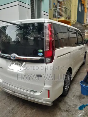 Toyota Noah SQUARE 2015