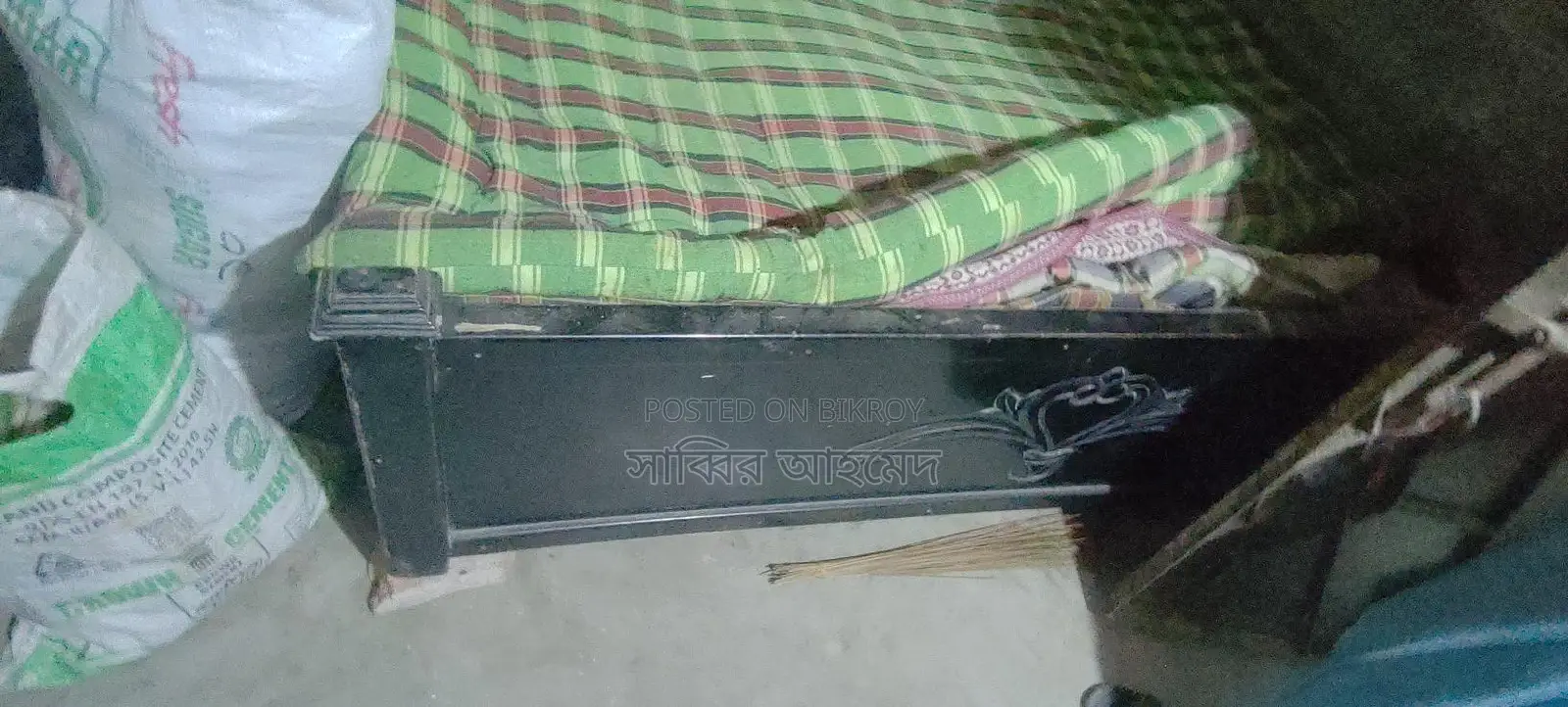 ১ টা ডাবল খাট, তোশক।