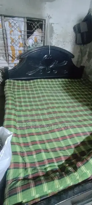 ১ টা ডাবল খাট, তোশক।