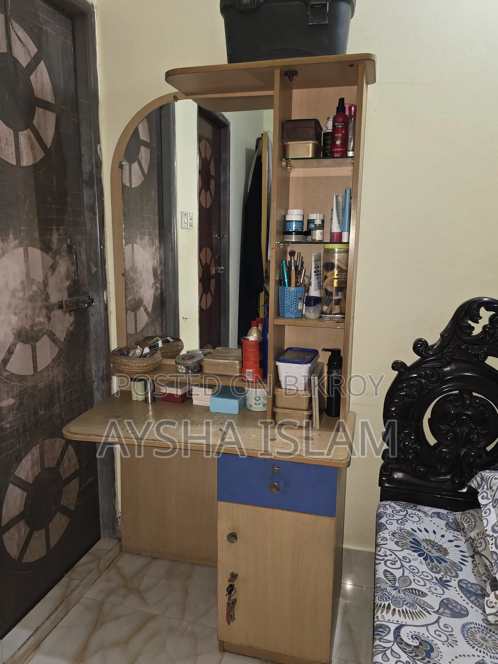 Dressing Mirror with Accessory Box