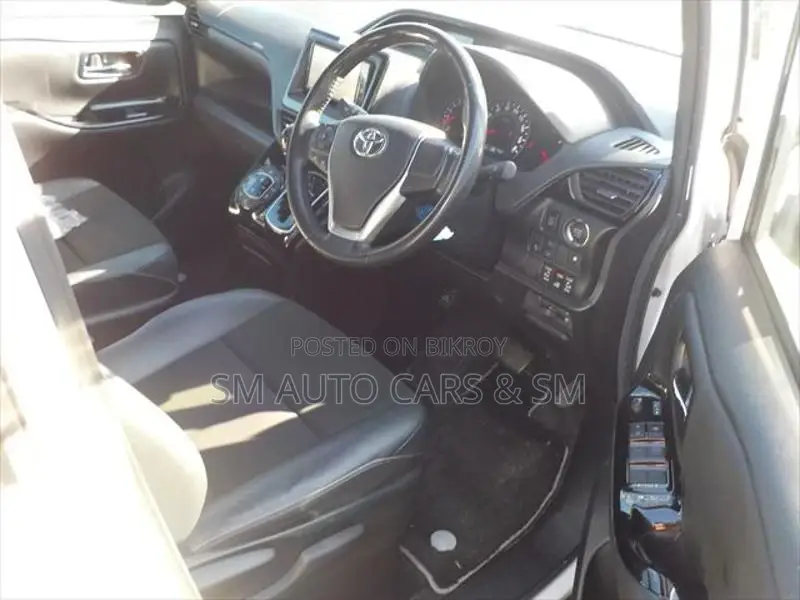 Toyota Noah Non Hybrid WXB Pearl 2021