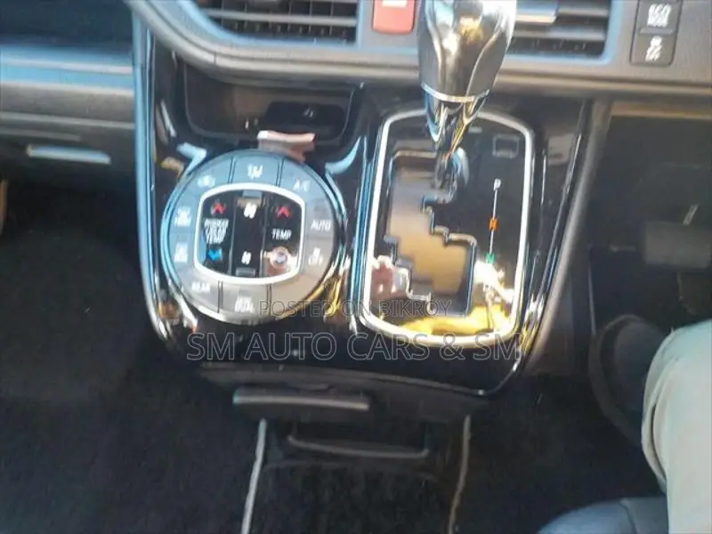 Toyota Noah Non Hybrid WXB Pearl 2021