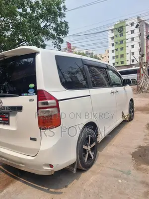 Toyota Noah 2013