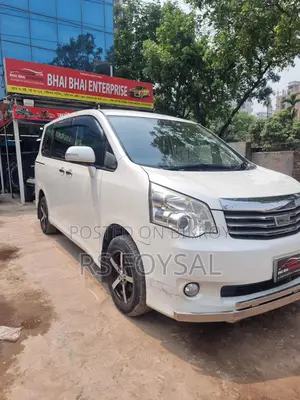 Toyota Noah 2013