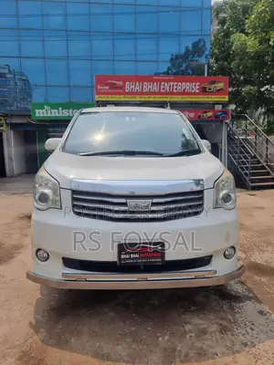 Toyota Noah 2013