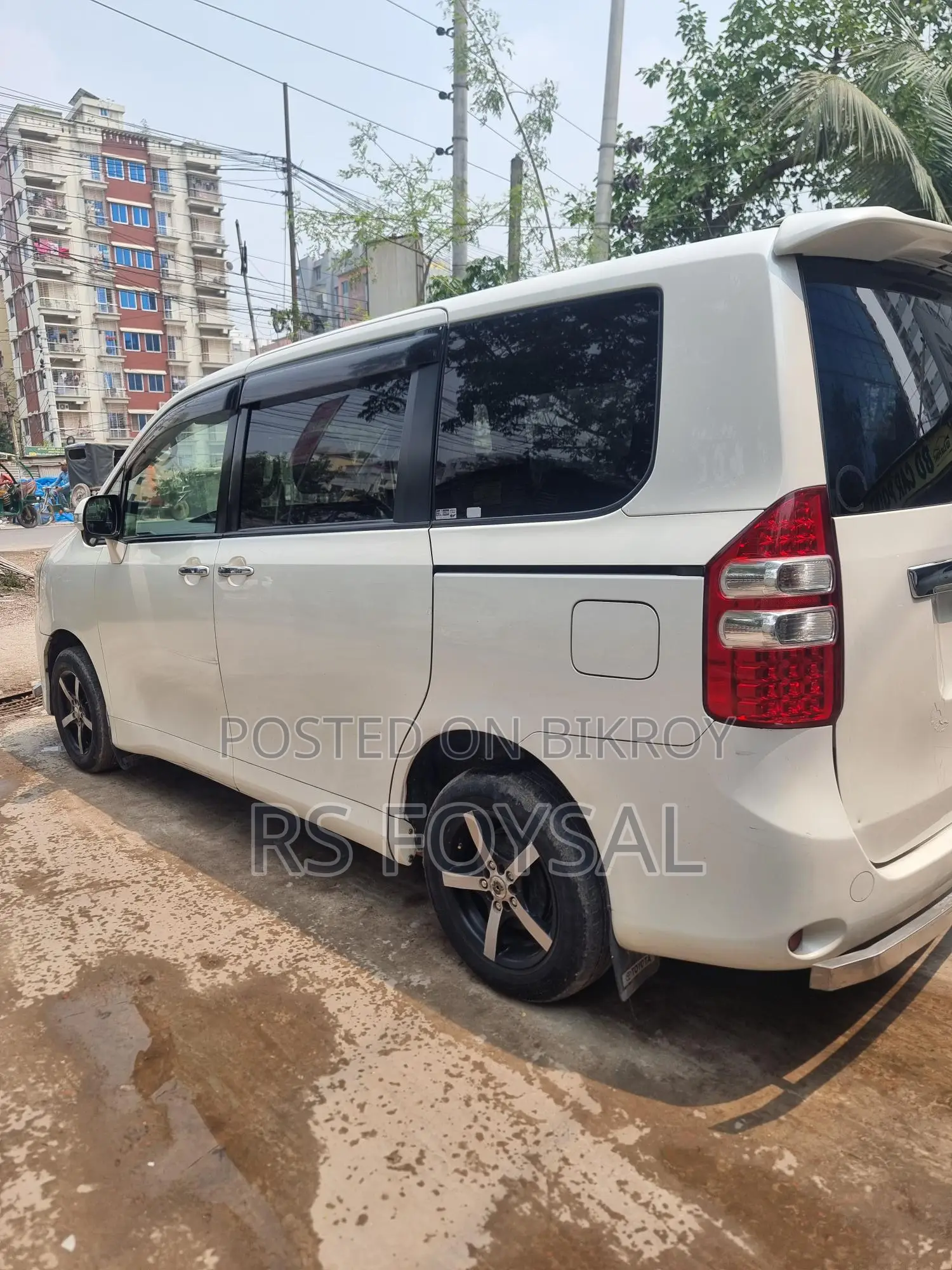 Toyota Noah 2013