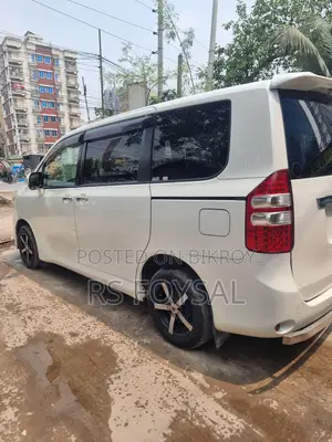 Toyota Noah 2013