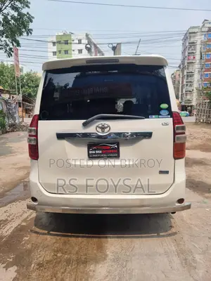 Toyota Noah 2013