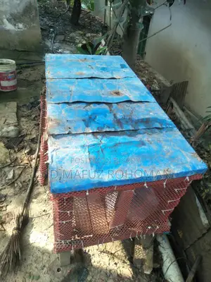 হাতে বানানো একটি মোরগের কাচা