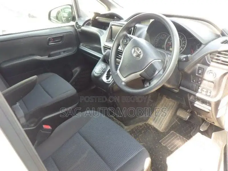 Toyota Noah G edition non hybrid 2020