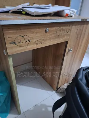 পড়ার টেবিল