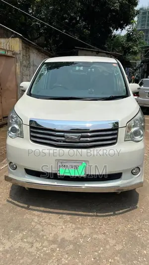Toyota Noah 2013