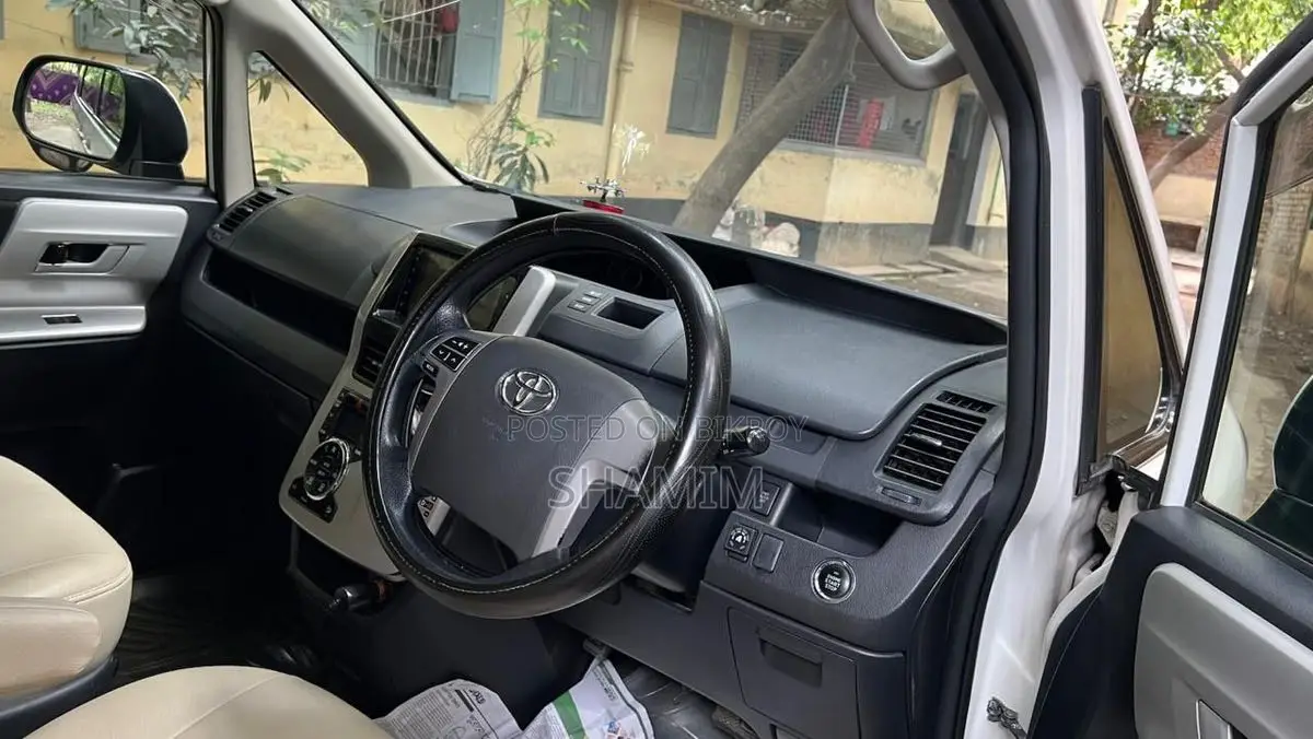2013 Toyota Noah MPV