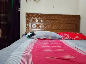 খাটটি ৭মাস ব্যবহার করা হয়েছে, ৫/৭ ফিট, সুন্দর নকশা করা।।।