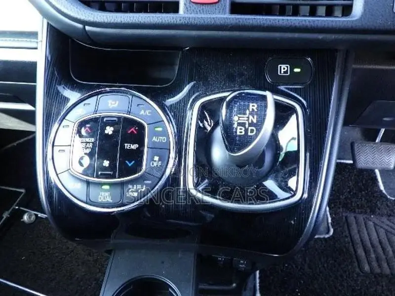 Toyota Esquire GI PREMIUM HYB 4.5 2021
