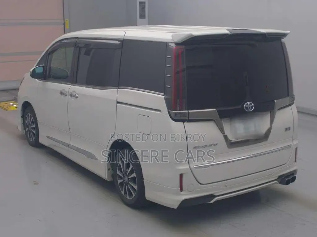 Toyota Esquire GI PREMIUM HYB 4.5 2021