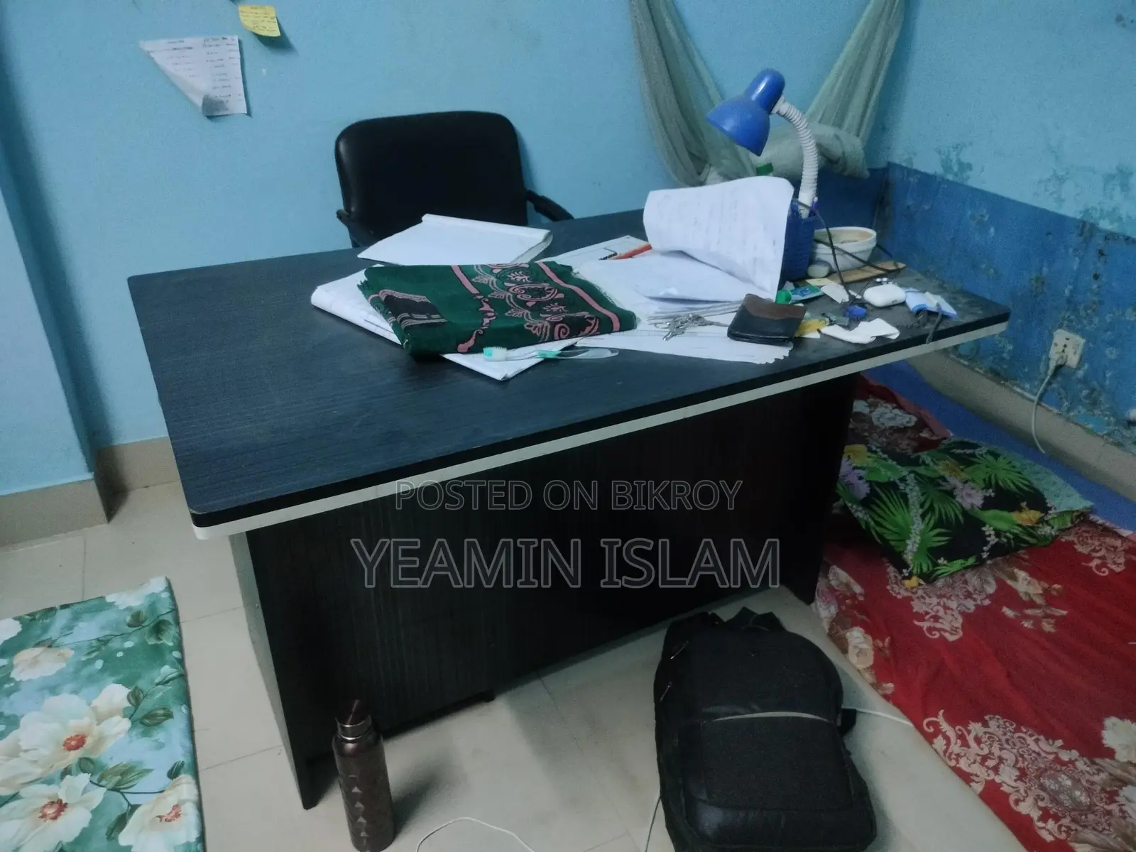 Desk table and chair