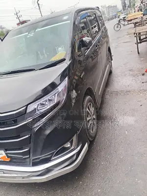 টয়োটা নোয়াহ পুশ স্টার্ট হাইব্রিড ২০১৭