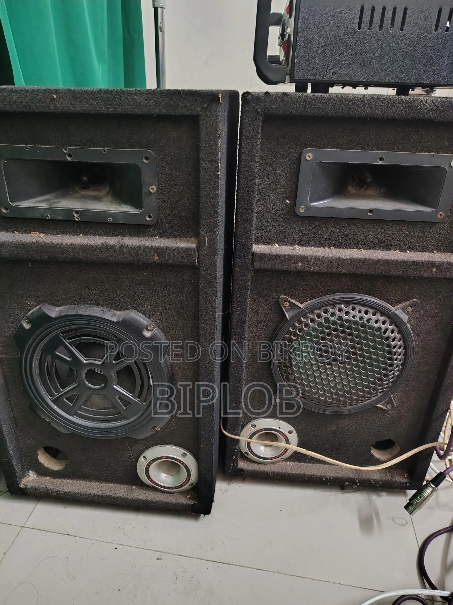 Sound Box: Selling 2 units of 8-inch speakers