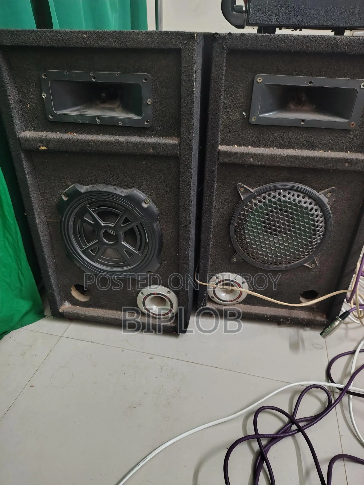 Sound Box: Selling 2 units of 8-inch speakers