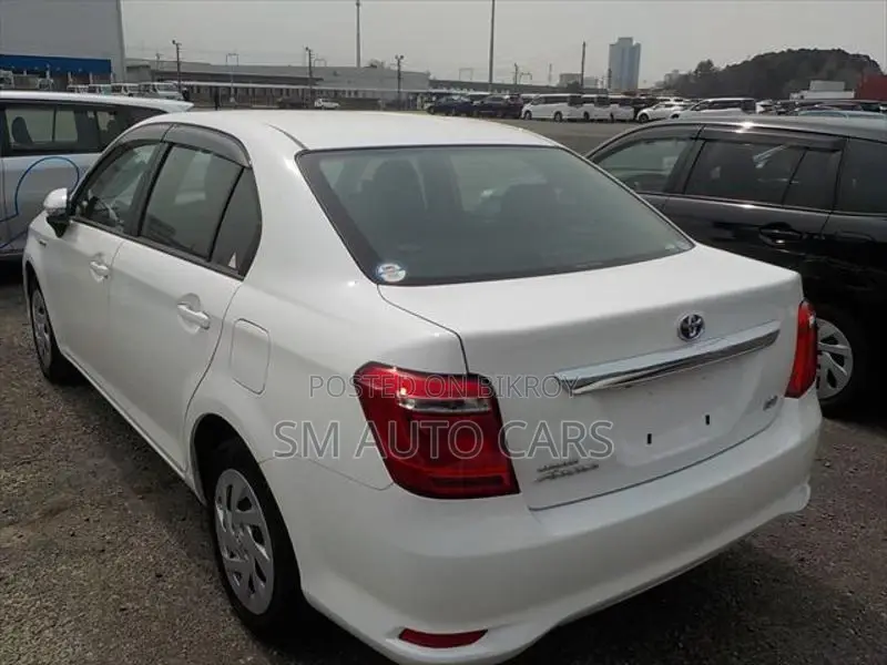 Toyota Axio Hybrid EX White 2021