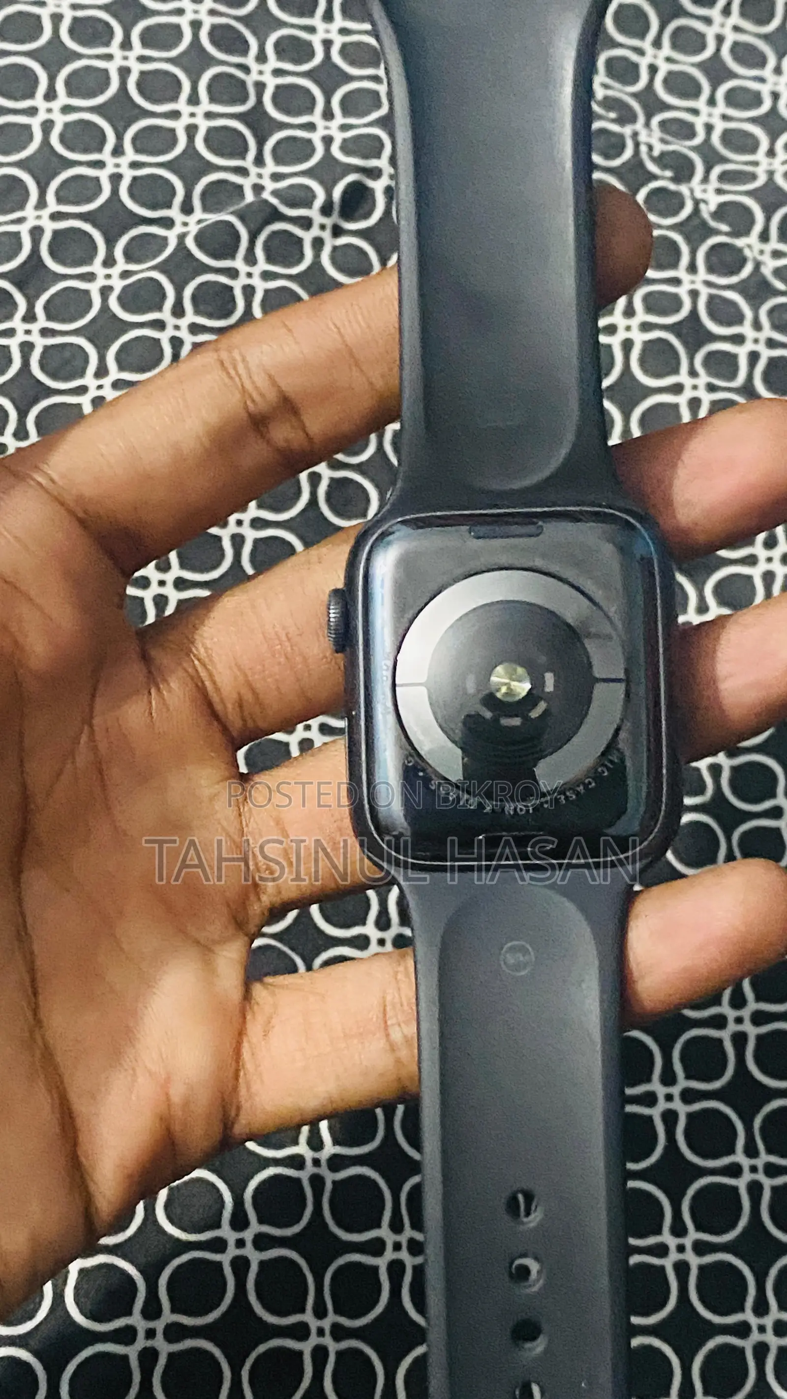 Apple Watch 5th gen, 2 month used (Urgent Sale)