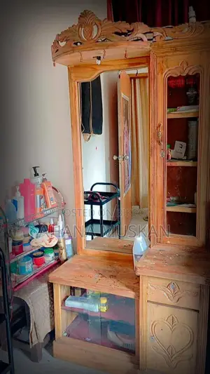 সেগুন কাঠের একটি ড্রেসিং টেবিল